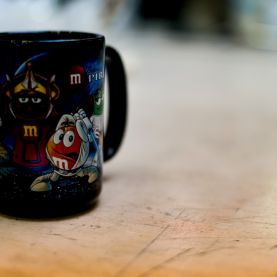 und hier ist eine Tasse in der Produktion in Aktion